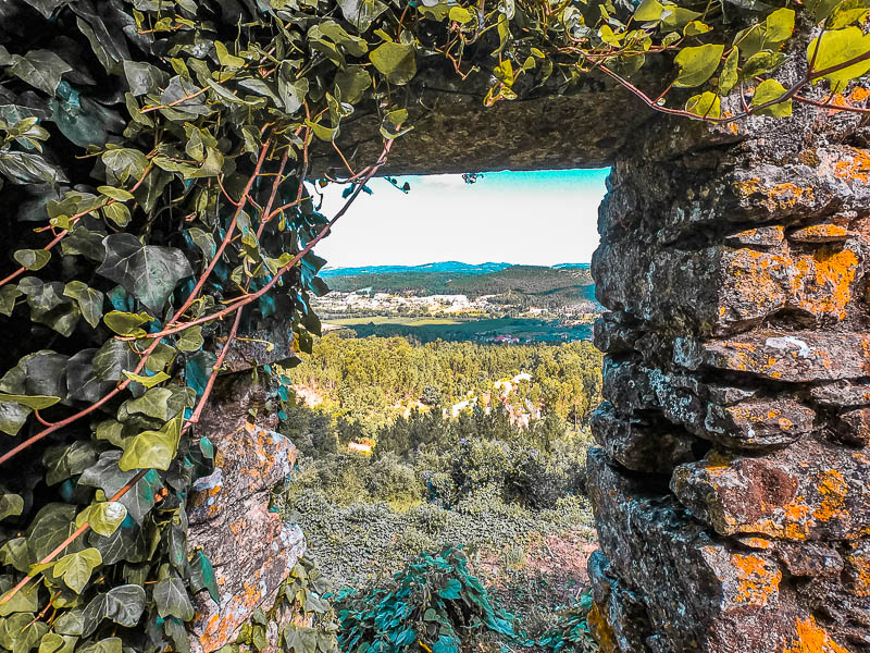 Vista do território de Ourém através de uma janela de pedra